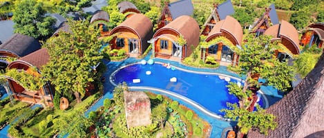 Outdoor pool, free cabanas, sun loungers