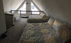 3 bedrooms, WiFi, bed sheets - Bridges Bay cabin with backyard pool! (Arnolds Park)