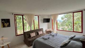 3 bedrooms, iron/ironing board, WiFi, bed sheets