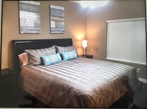 3 bedrooms, iron/ironing board, WiFi, bed sheets - Enjoy this cozy townhouse during your remodeling or construction projects! (Chandler)