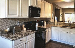 Private kitchen - Enjoy the gorgeous weather in AZ in this cozy townhouse!! (Chandler)