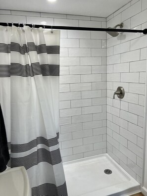Haartrockner, Handtücher, Toilettenpapier