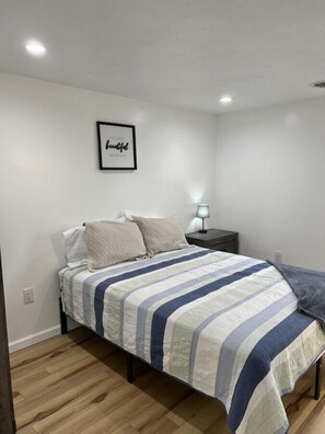 2 habitaciones, tabla de planchar con plancha y cuna de viaje 