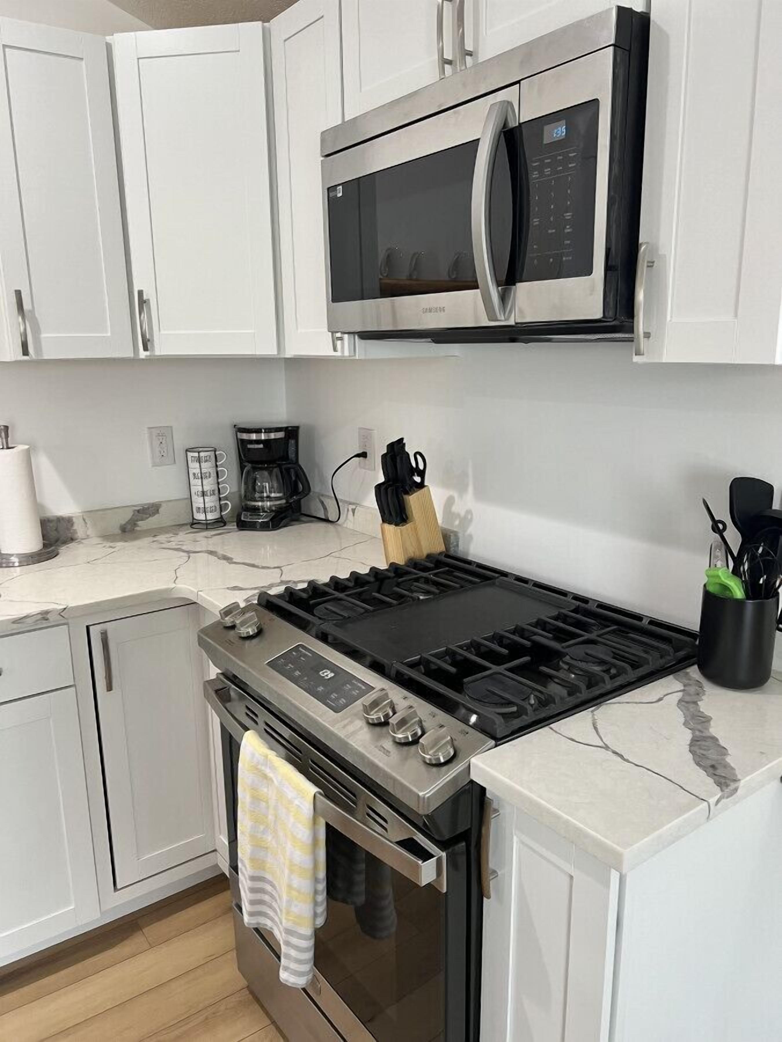 Refrigerador, microondas, horno y parrilla de estufa 