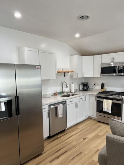 GOTL Comfy Cottage- Sunset Vacation Rentals