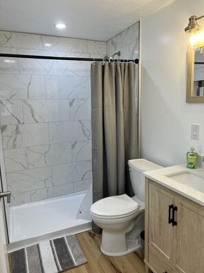 Hårføner, håndklær og toalettpapir