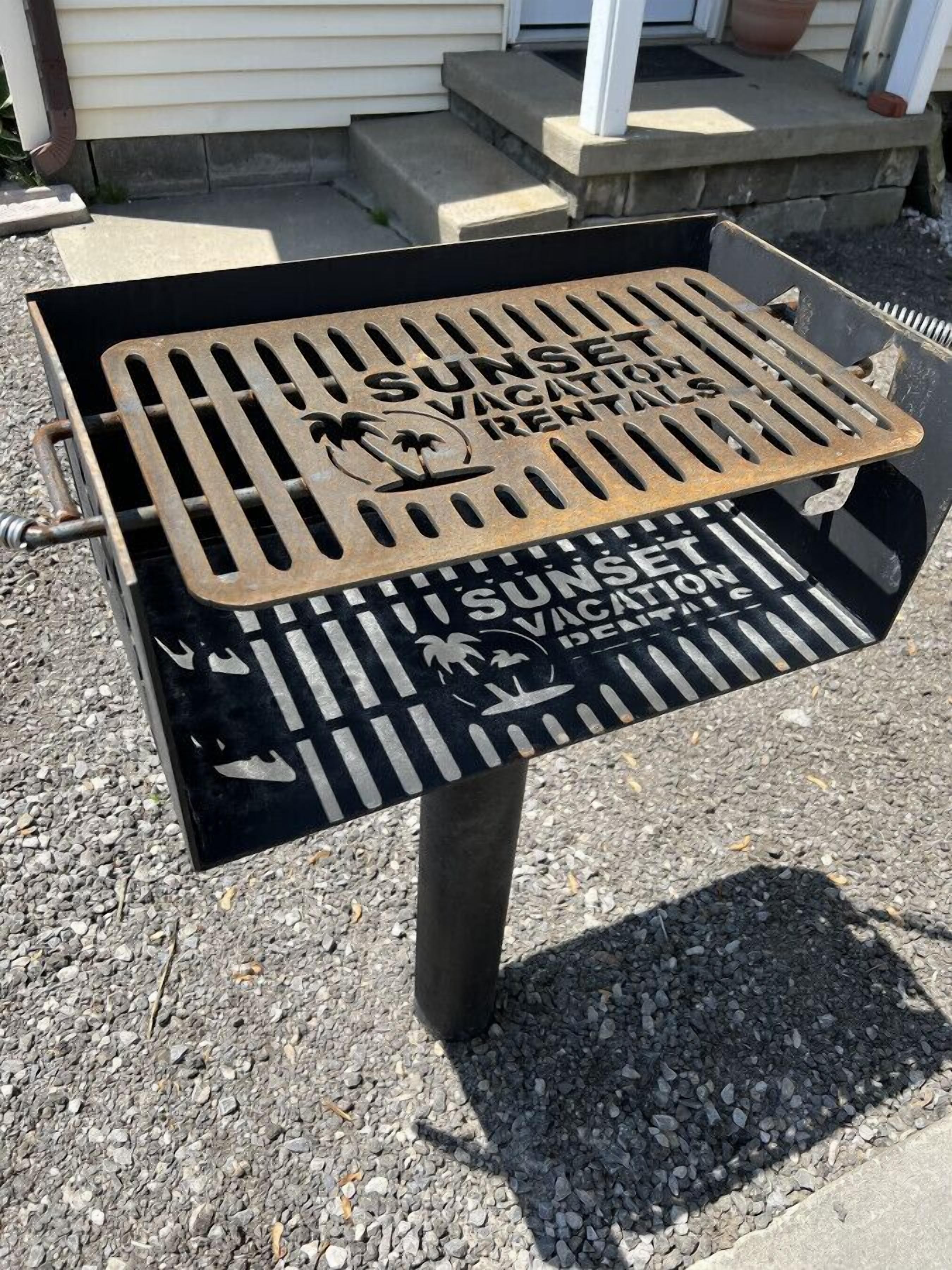 Ein Metallgrill mit der Aufschrift 'SUNSET VACATION RENTAL'.