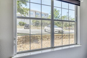 Interior - Divine Gateway 1BR w/ Gym, Pool, nr Stadium, by Blueground (Austin)