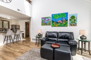 Televisión, chimenea, futbolito y tenis de mesa 