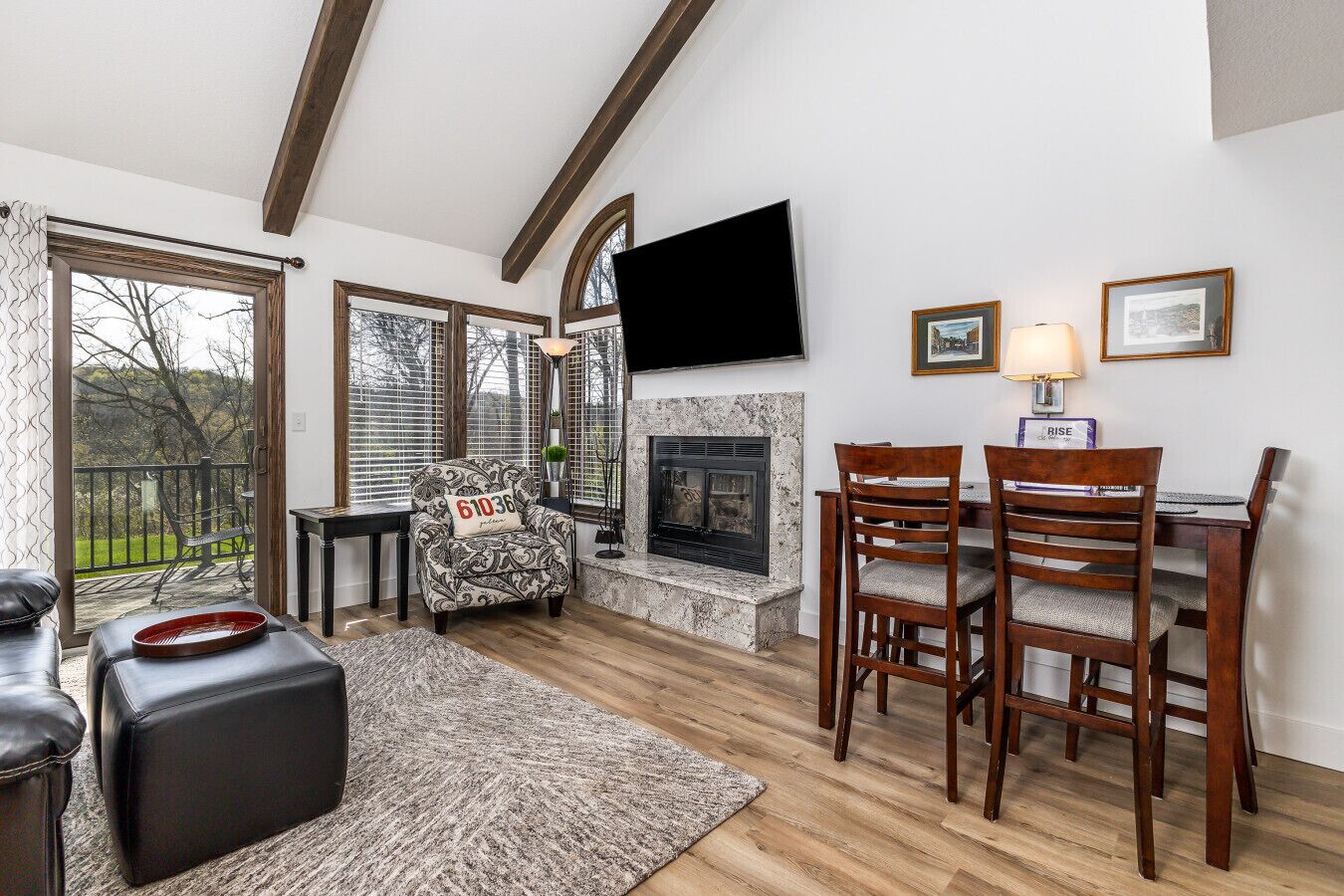 تلفزيون، مدفأة، كرة قدم الطاولة، تنس طاولة