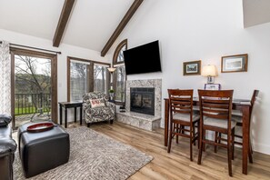 電視、壁爐、足球機、乒乓球設施