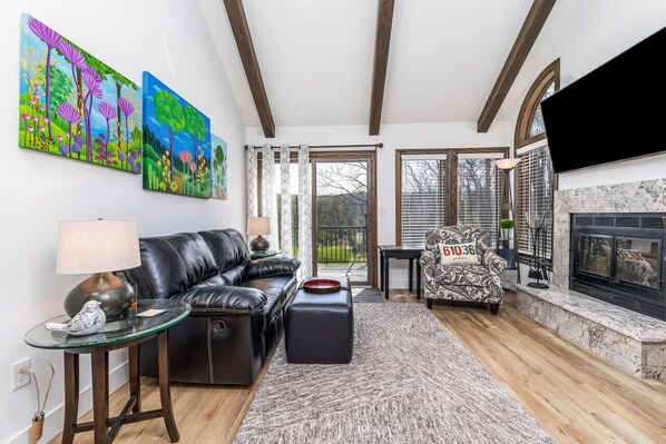 Télévision, cheminée, baby-foot, table de tennis de table