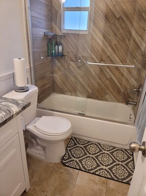 シャンプー、トイレットペーパー