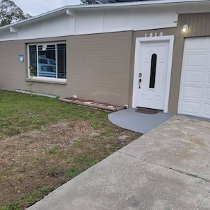 Exterior detail - Home close to everything, 3 rooms, and equipped with great private backyard. (Tampa)