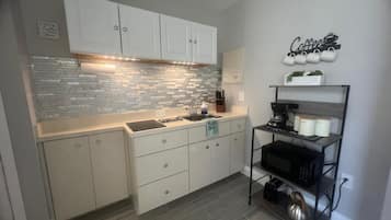 Geladeira, micro-ondas, cooktop, cafeteira/chaleira