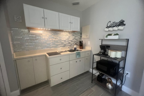 Een koelkast, een magnetron, een kookplaat