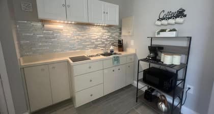 Cozy studio in enjoyable Lakeland with AC, WiFi