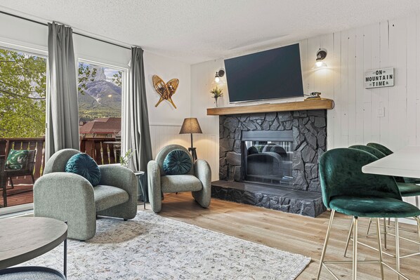 Smart-TV, Kamin, Videospiele, Bücher