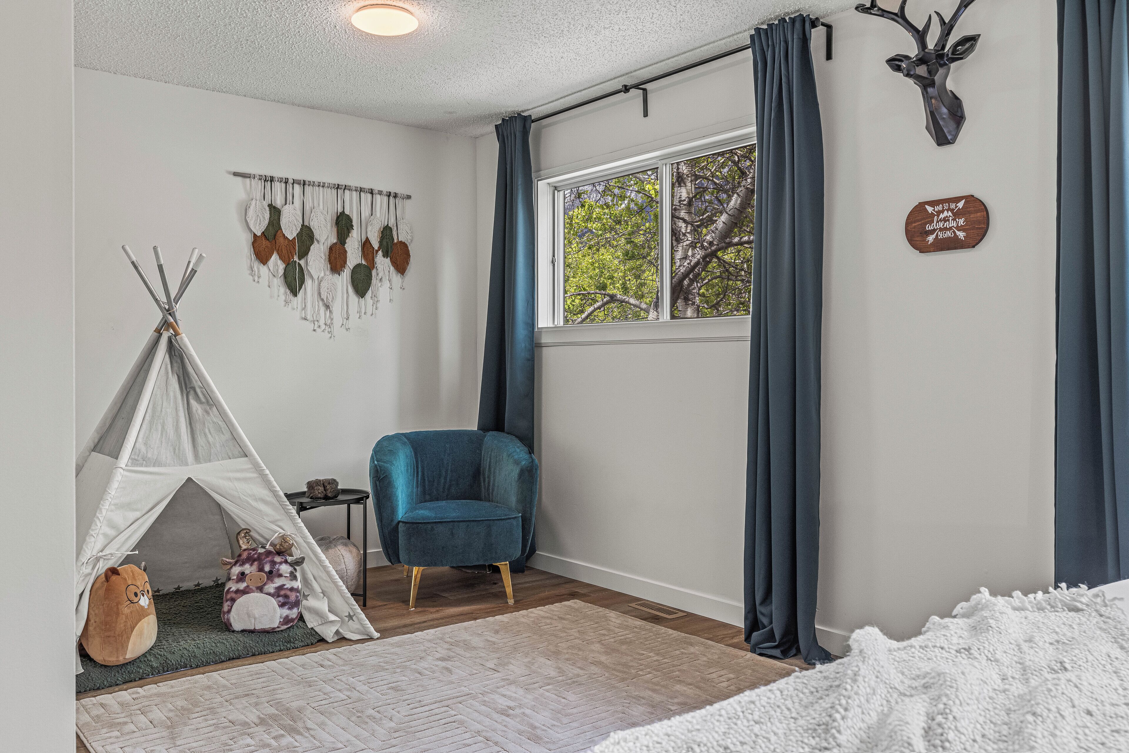 4 habitaciones, escritorio y tabla de planchar con plancha 