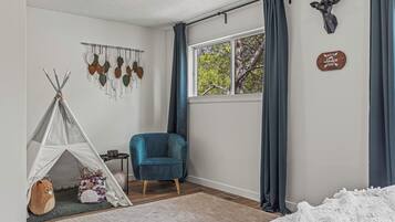 4 habitaciones, escritorio y tabla de planchar con plancha