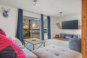 Smart-TV, Kamin, Videospiele, Bücher