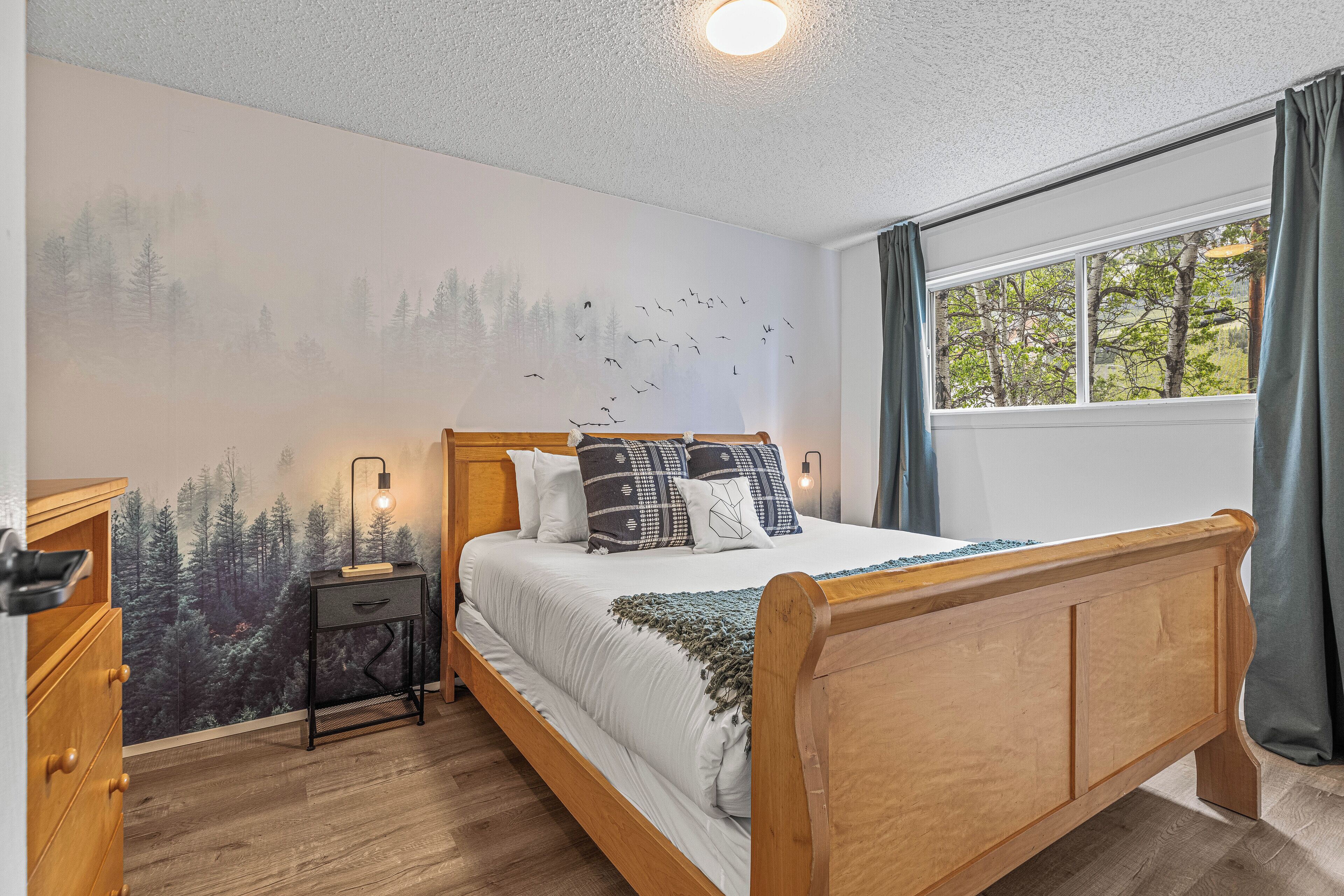 4 slaapkamers, een bureau, een strijkplank/strijkijzer, reisbedje