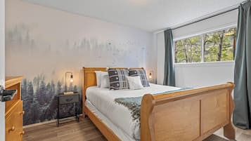4 slaapkamers, een bureau, een strijkplank/strijkijzer, reisbedje