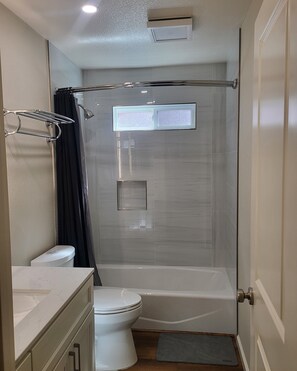 Douche, sèche-cheveux, serviettes fournies, savon
