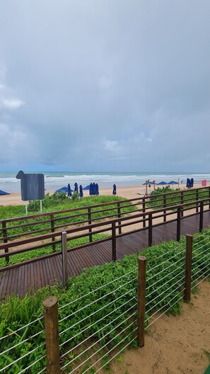 On the beach, sun-loungers, beach umbrellas - Cupe Beach Living by La Playa (Ipojuca)