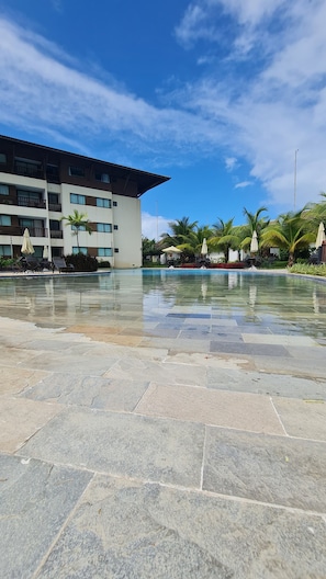 2 piscines extérieures