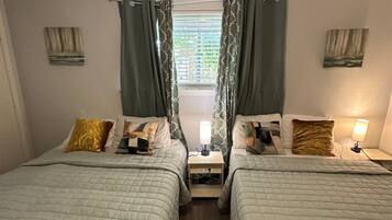 3 habitaciones, escritorio y tabla de planchar con plancha