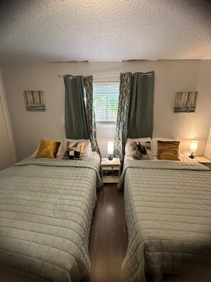 3 Schlafzimmer, Schreibtisch, Bügeleisen/Bügelbrett, Reisekinderbett