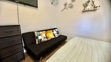 3 bedrooms, desk, iron/ironing board, travel crib