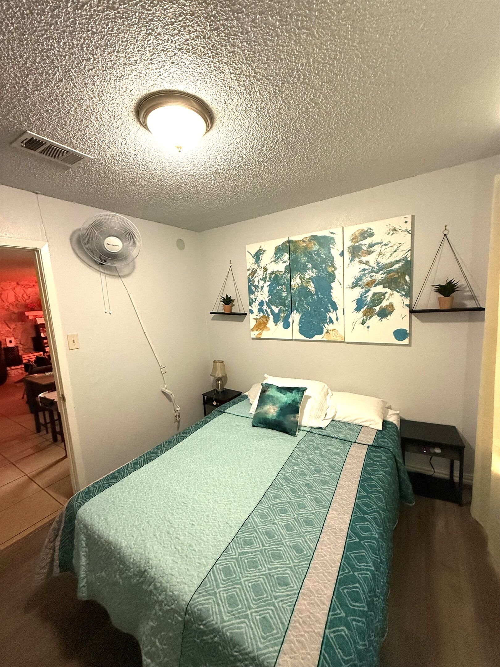 3 habitaciones, escritorio y tabla de planchar con plancha 
