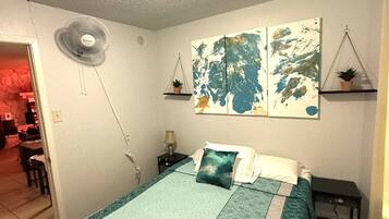 3 habitaciones, escritorio y tabla de planchar con plancha