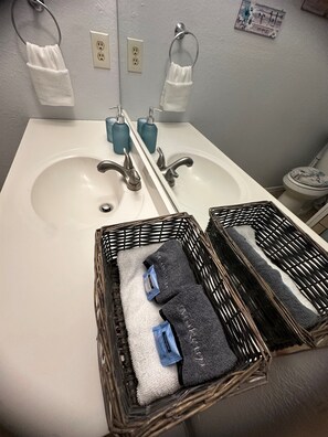 Douche, séchoir à cheveux, serviettes fournies