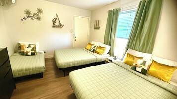 3 makuuhuonetta, työpöytä, silitysrauta/-lauta, vauvan matkasänky