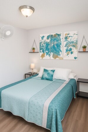 3 soverom, skrivebord, strykejern/-brett og reiseseng for barn