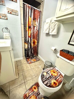Een douche, een haardroger, handdoeken