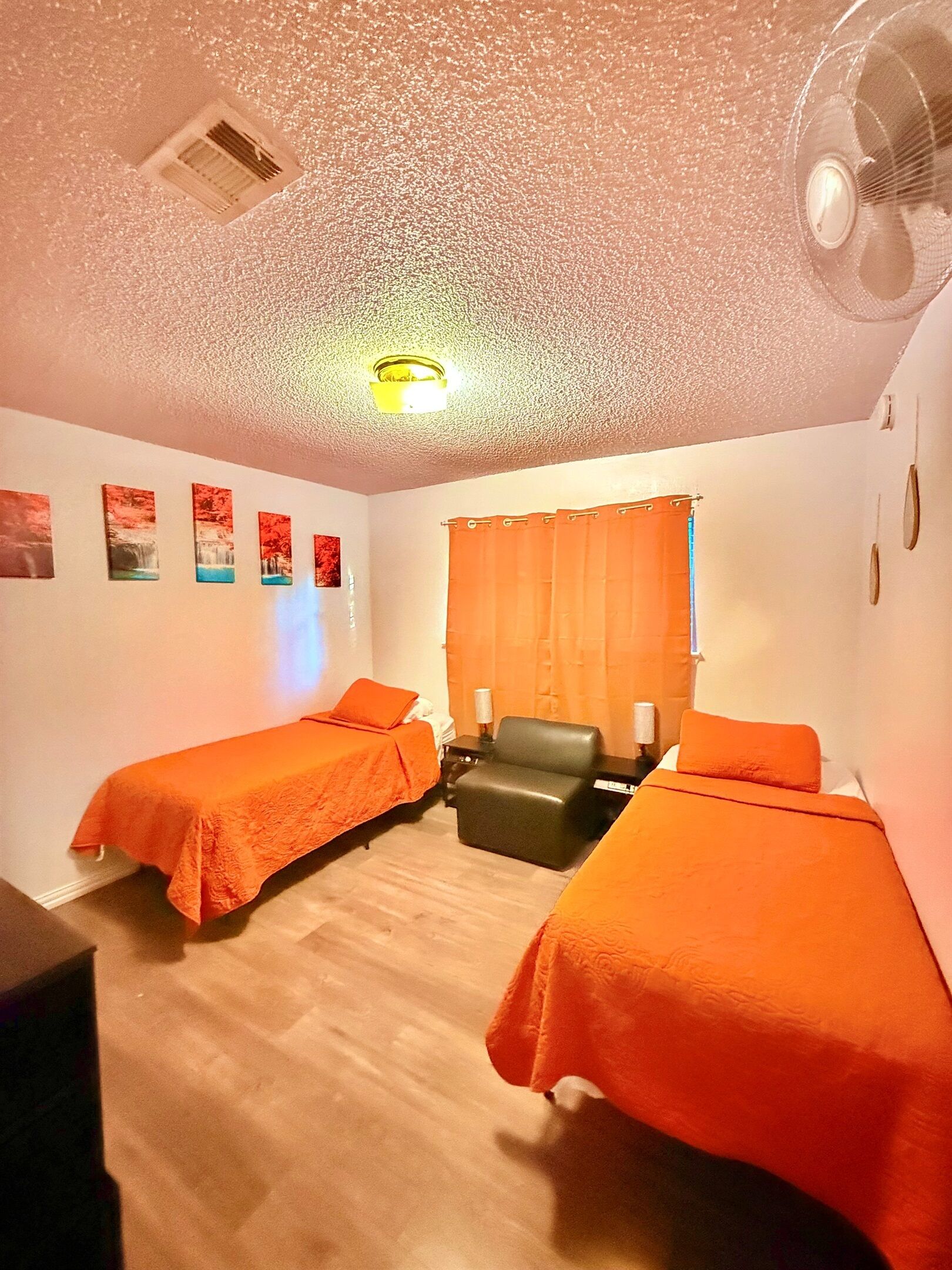 3 habitaciones, escritorio y tabla de planchar con plancha 