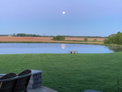 Barndominium in the country. Two acre fishing lake, large porch and Pickleball.