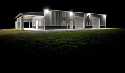 Barndominium in the country. Two acre fishing lake, large porch and Pickleball.