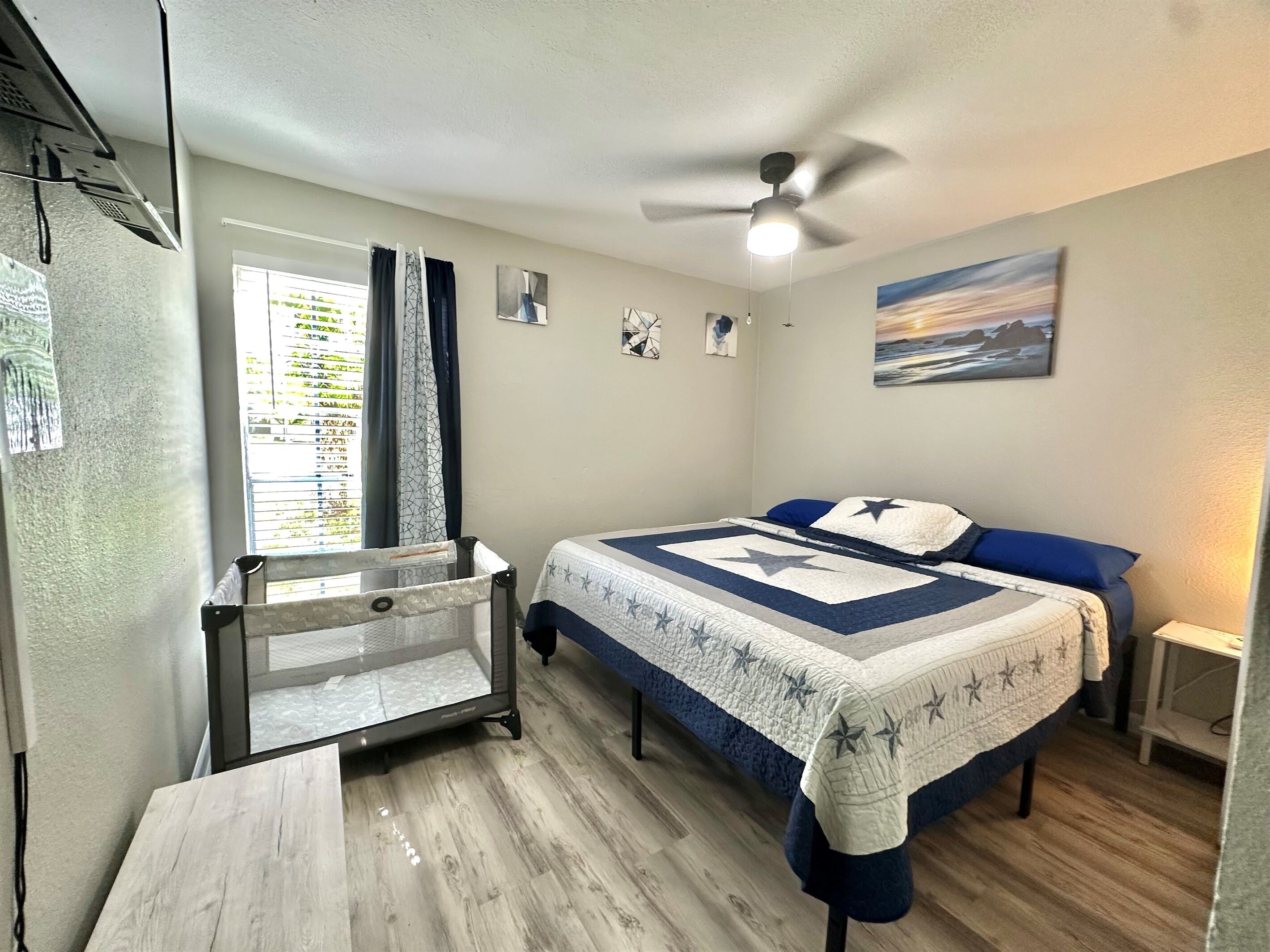 2 habitaciones, escritorio y tabla de planchar con plancha 