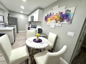 Fridge, microwave, oven, stovetop - Game Haven Entertainment APT Near Dallas Stadium (Arlington)