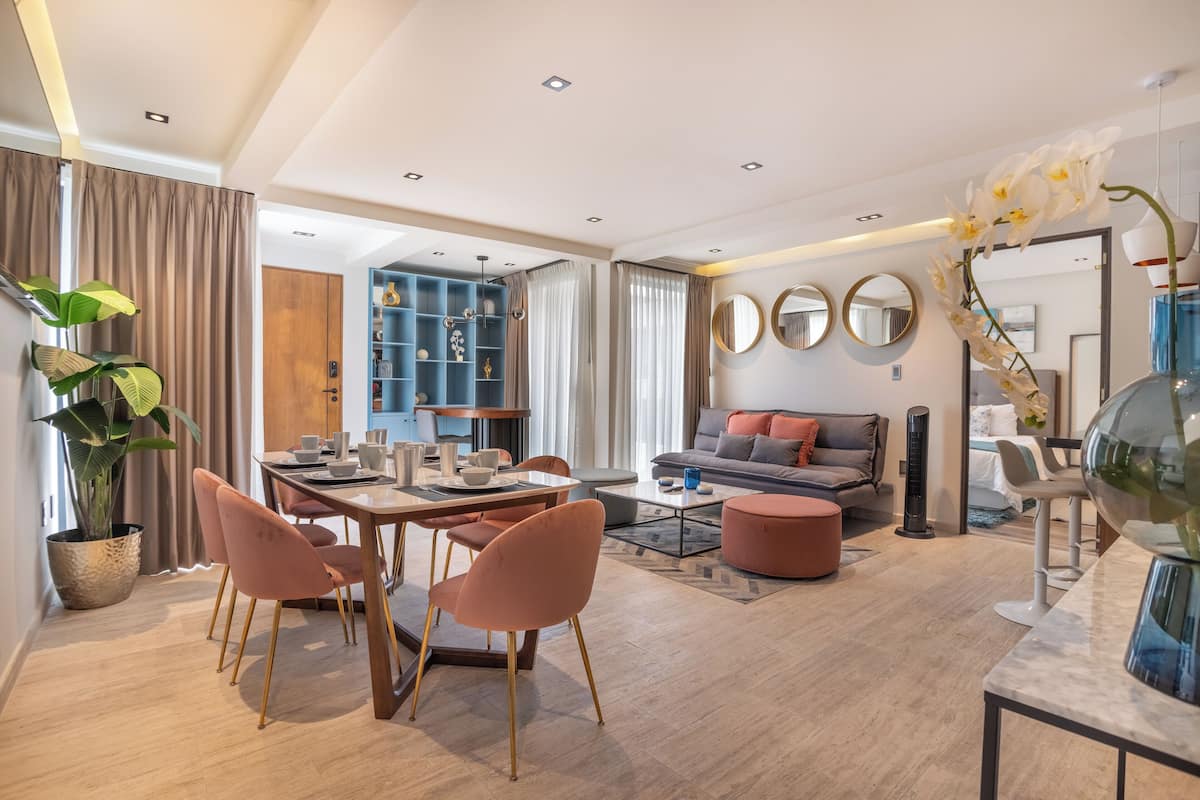 Departamento Deluxe, varias camas, cocina, vista al patio | Área de sala de estar | Smart TV de 55 pulgadas con canales digitales, Netflix y Hulu