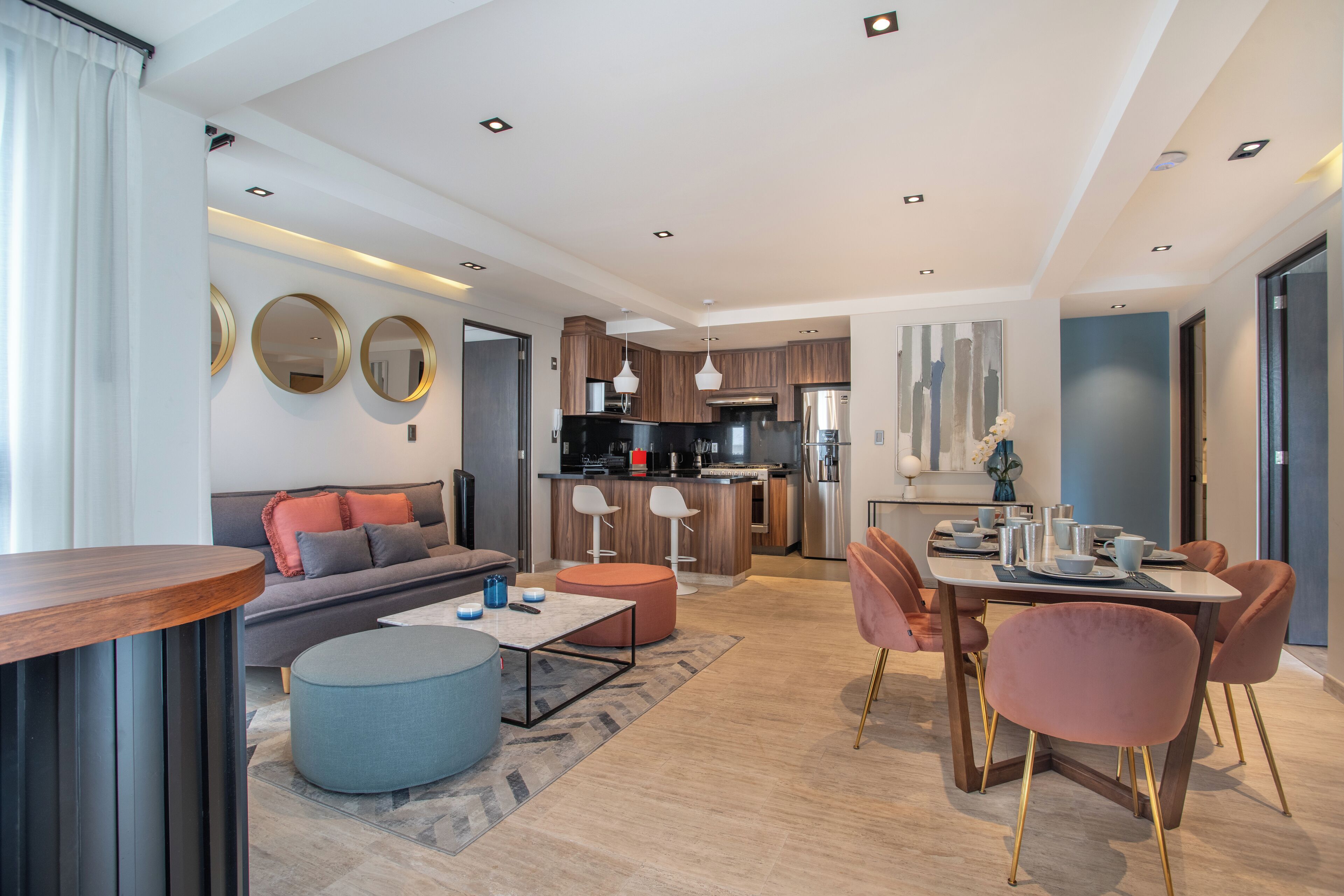 Appartamento Deluxe, letti multipli, cucina, vista cortile | Area soggiorno | Smart TV 55 pollici con canali digitali, Netflix, Hulu