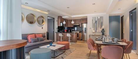 Lägenhet Deluxe - flera sängar - kök - utsikt mot innergården | Vardagsrum | 55-tums smart-tv med digitalkanaler, Netflix och Hulu