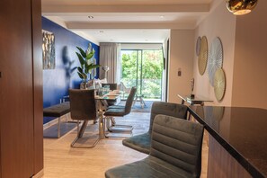 エコノミー アパートメント キッチン シティビュー | リ ビング エリア | 55 インチのスマートテレビ (デジタル放送視聴可)、Netflix、Hulu