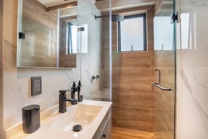 Penthouse Premium, 2 phòng ngủ, ban công, quang cảnh thành phố | Phòng tắm | Buồng tắm vòi sen, vòi sen phun mưa, đồ dùng nhà tắm miễn phí