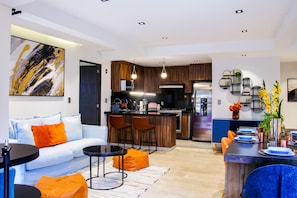 Apartament superior, 2 dormitoris, pati, vistes al pati | Sala d'estar | Televisor intel·ligent, Netflix, Hulu i serveis de streaming